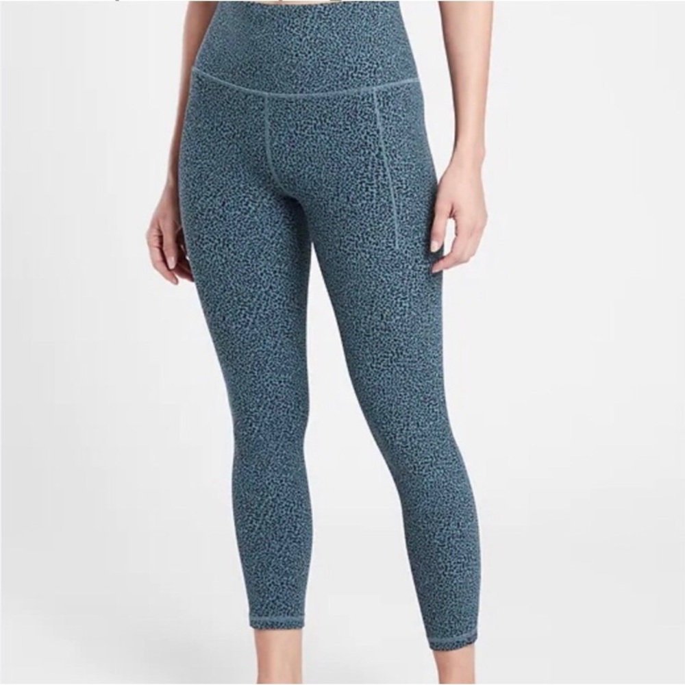 Athleta Salutation Stash II textured tight slate blue leopard print size M EUC
